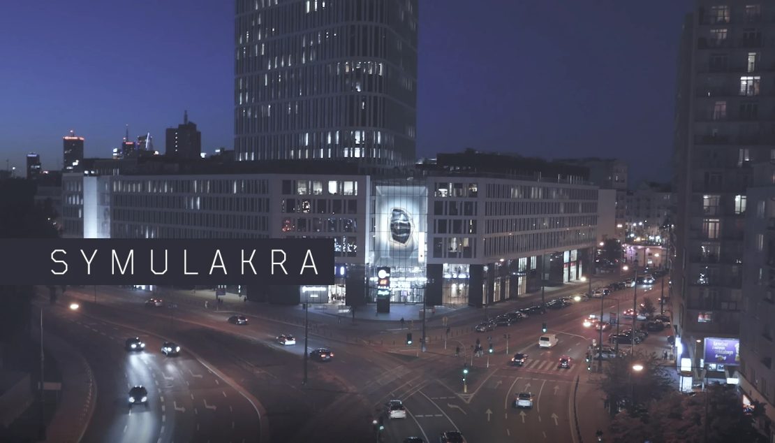 Symulakra – cyfrowa rzeźba na ekranie w centrum Warszawy