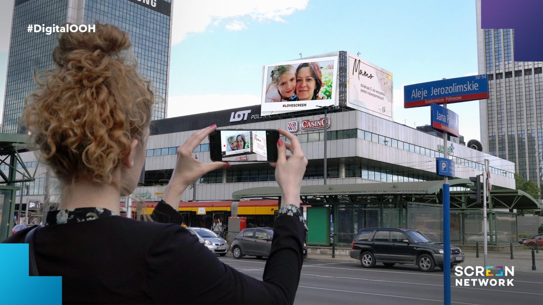 Dzień Matki – podziękowania na ekranie w centrum Warszawy