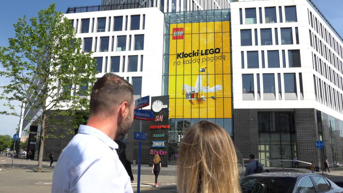 Ekrany dopasowują reklamę klocków Lego do aktualnej pogody
