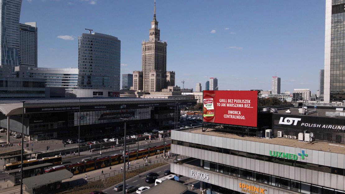 Kontekstowa kampania Pudliszek. Ekrany nawiązują do ikonicznych punktów miast